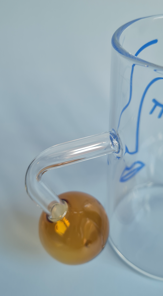 400ml abstract borosilicate glass coffee mug with artistic handle - close up on the handle