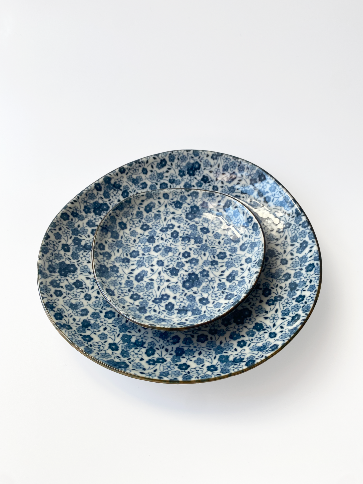 Blue Daisy uneven side plate 19cm